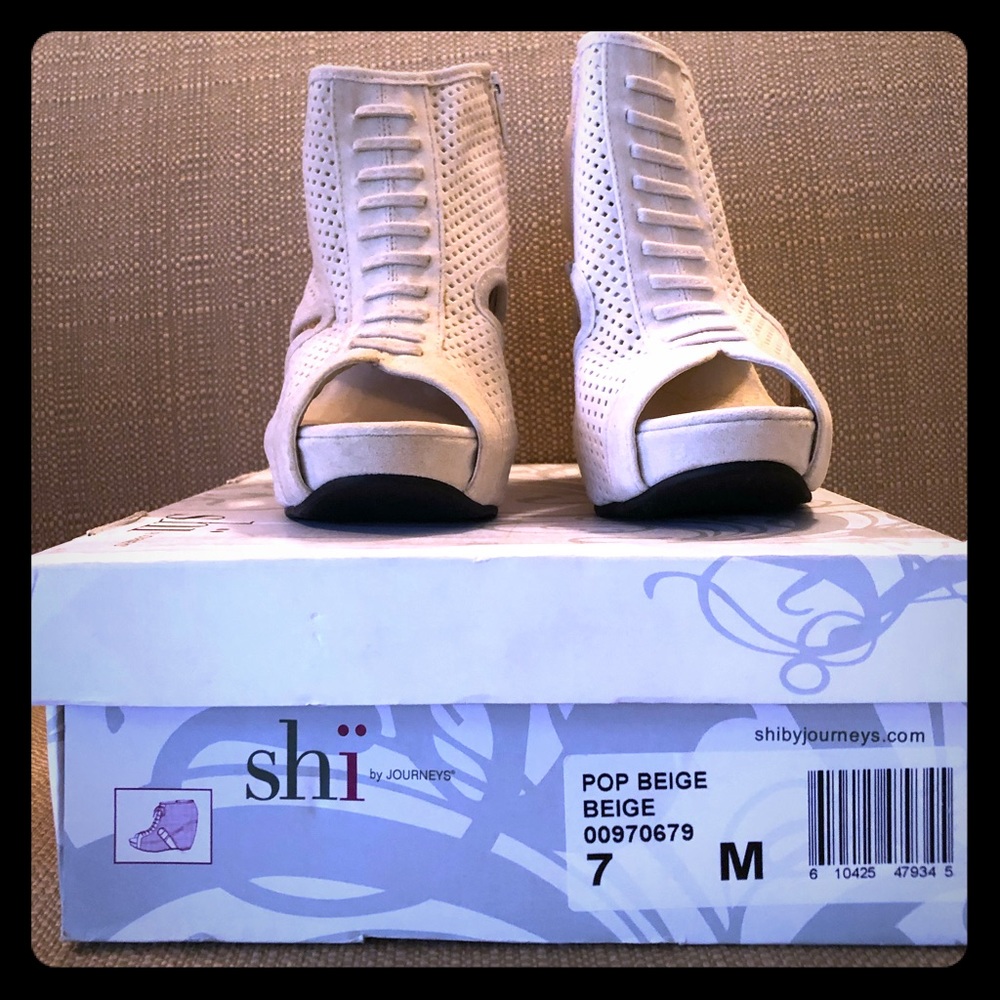 Ahi by Journeys Beige peep toe wedge shoes sz 7